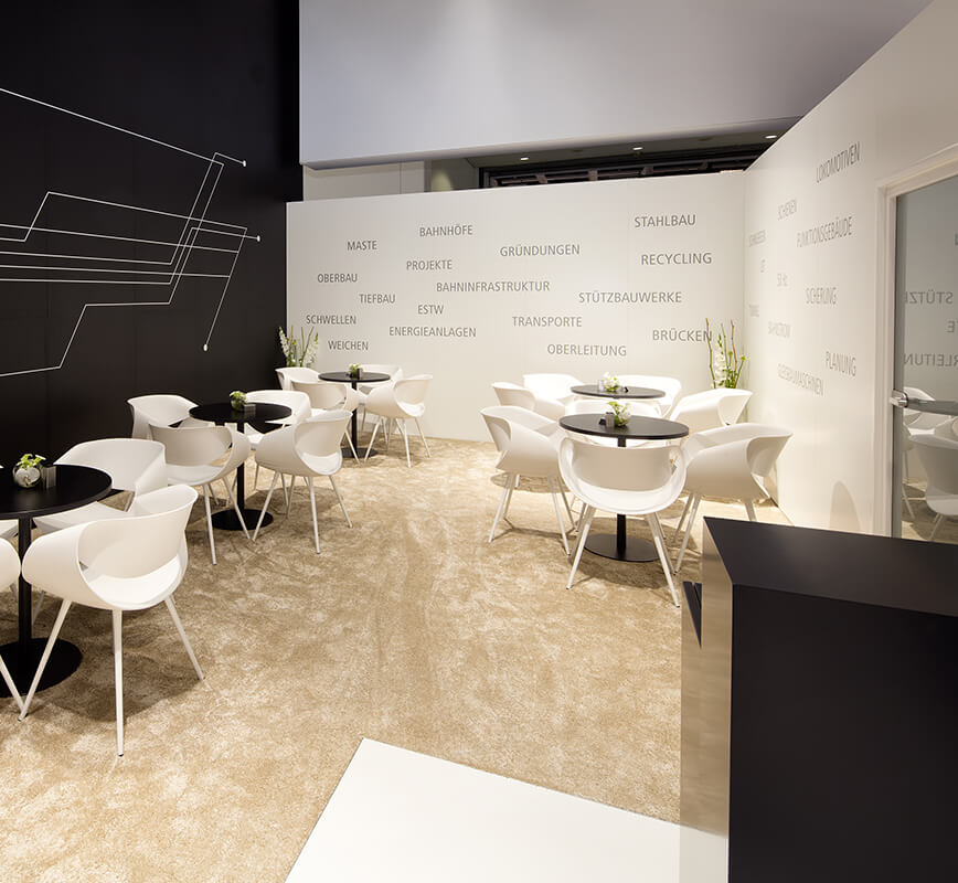 Die modern eingerichtete Lounge bietet Raum für erfolgreiche Kunden- und Austauschgespräche – ein Messestand, der sich sehen lassen kann.