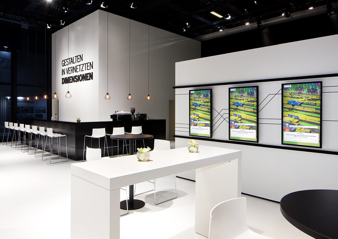 Contrasts are emphasized by a targeted use of materials from light floor coverings and black stand and wall elements - a trade fair stand from Display International.