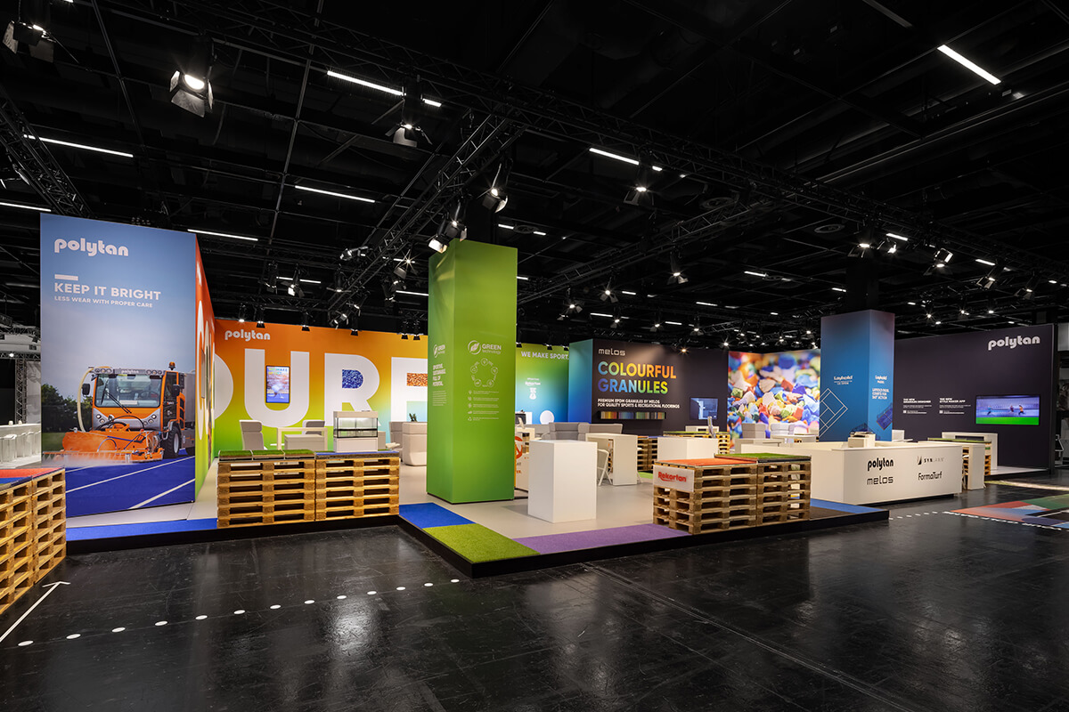 Ein Messestand, der verbindet: Polytan, Synlawn, Formaturf und Melos vereint auf 696 m² – harmonisch gestaltet und strategisch verbunden.