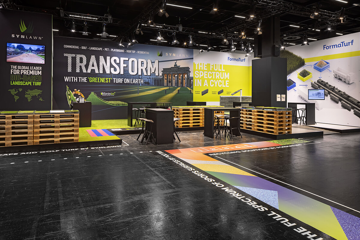 Moderner Messebau für Polytan, Synlawn, Formaturf und Melos – umgesetzt von Display International auf der FSB Köln.