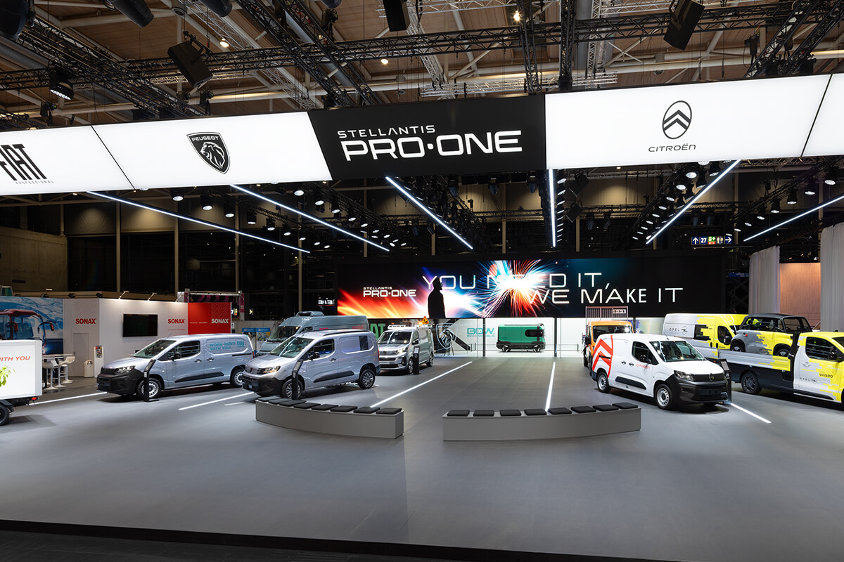 Mehr als 100 m² große LED-Wand als prägendes Element des Stellantis Pro One Messestands auf der IAA Transportation 2026.