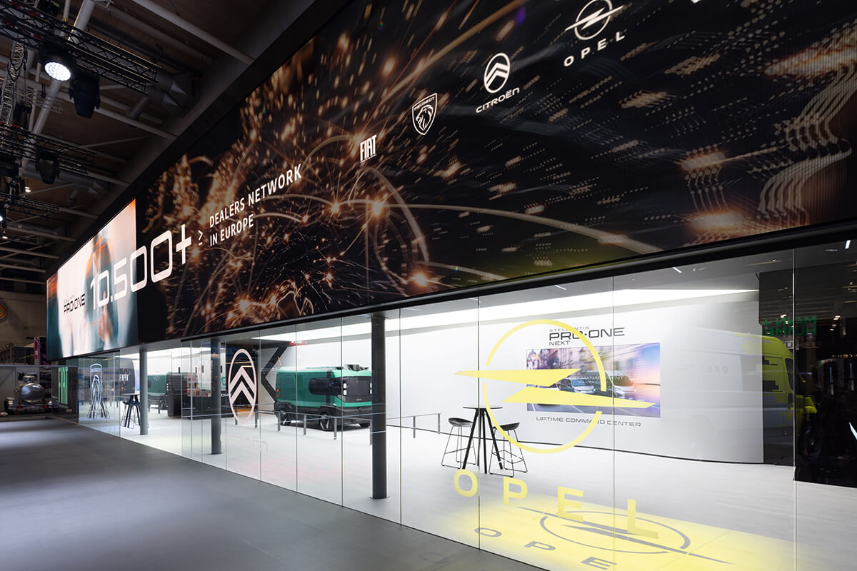 Architektur, Licht und digitale Medien inszenieren die neue Markenidentität von Stellantis Pro One auf der IAA Transportation 2026.