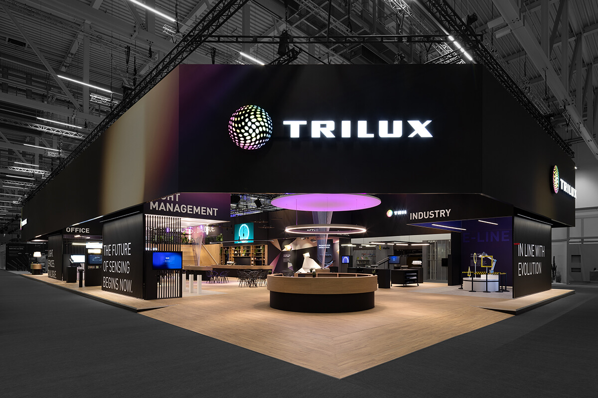 Moderne Lichtinszenierung am TRILUX Messestand auf der Light + Building Frankfurt
