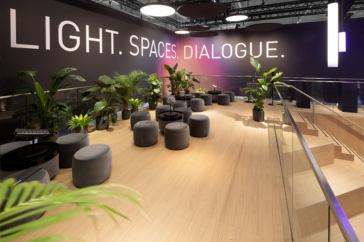 Architektur und Lichtdesign vereint im TRILUX Messestand auf der internationalen Fachmesse in Frankfurt