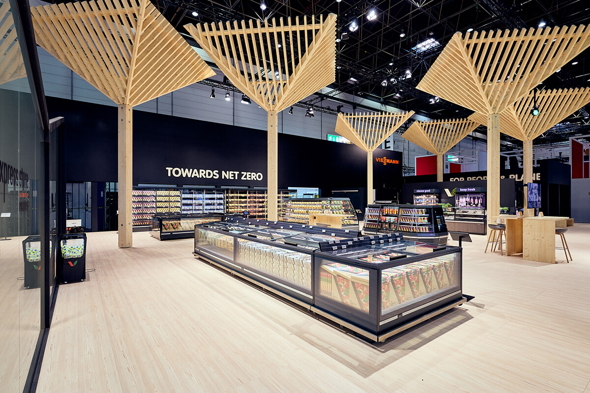 Exhibition stand building by Display International: Sustainability is a significant component of Viessmann's trade show booth concept at this year's Euroshop 2023 in Düsseldorf.