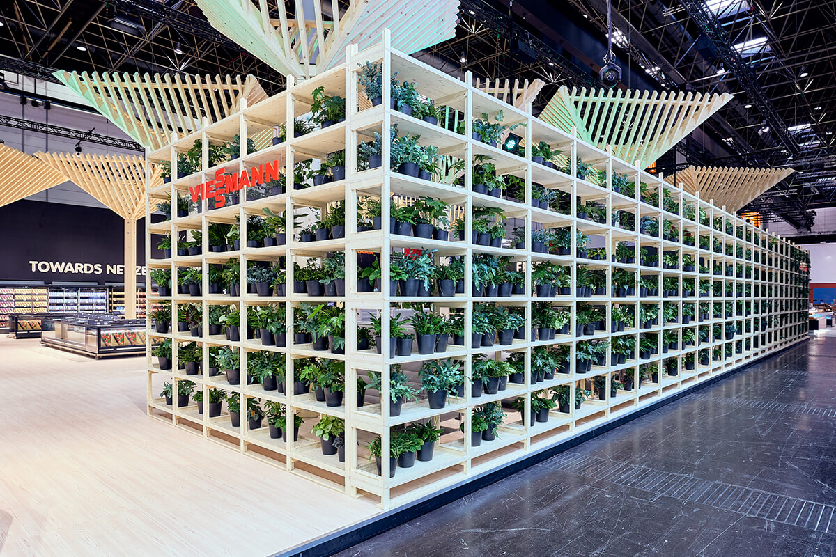 Sustainable exhibition stand building: 42-meter-long Green Wall with a total of 760 plants, which were reused by the supplier after the trade fair.