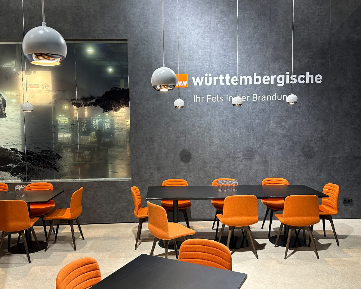 Messebau für DKM Dortmund – Der beeindruckende Messestand der W&W Gruppe, gestaltet von Display International, vereint modernes Design und Funktionalität.