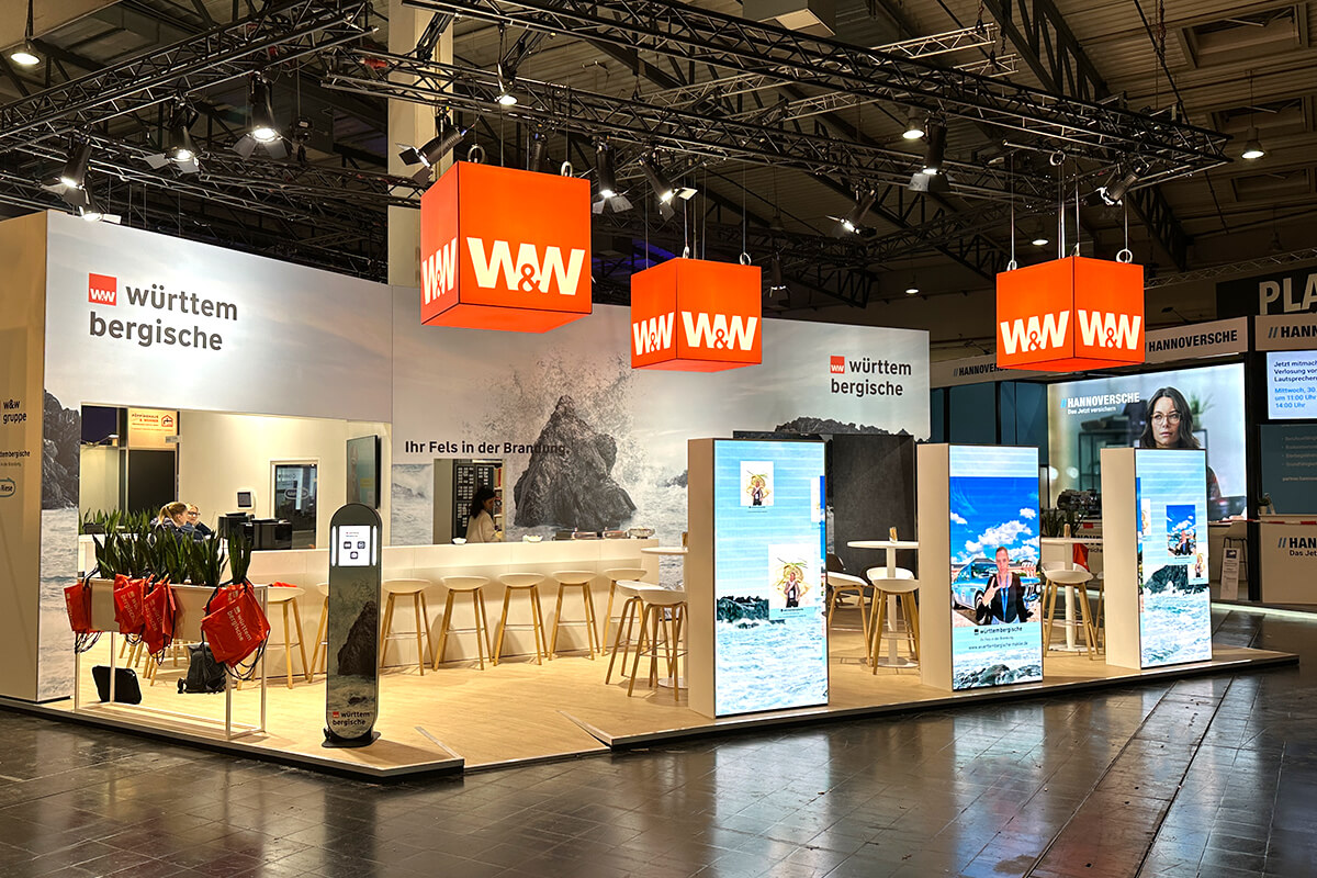 Individueller Messebau DKM – Die W&W Gruppe zeigt sich mit einem einzigartigen Messestand auf der DKM Dortmund, gestaltet von Display International.