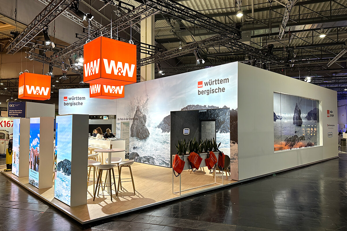 Modernes Messedesign von Display International – Der Stand der W&W Gruppe auf der DKM Dortmund besticht durch klare Formensprache und hochwertige Materialien.