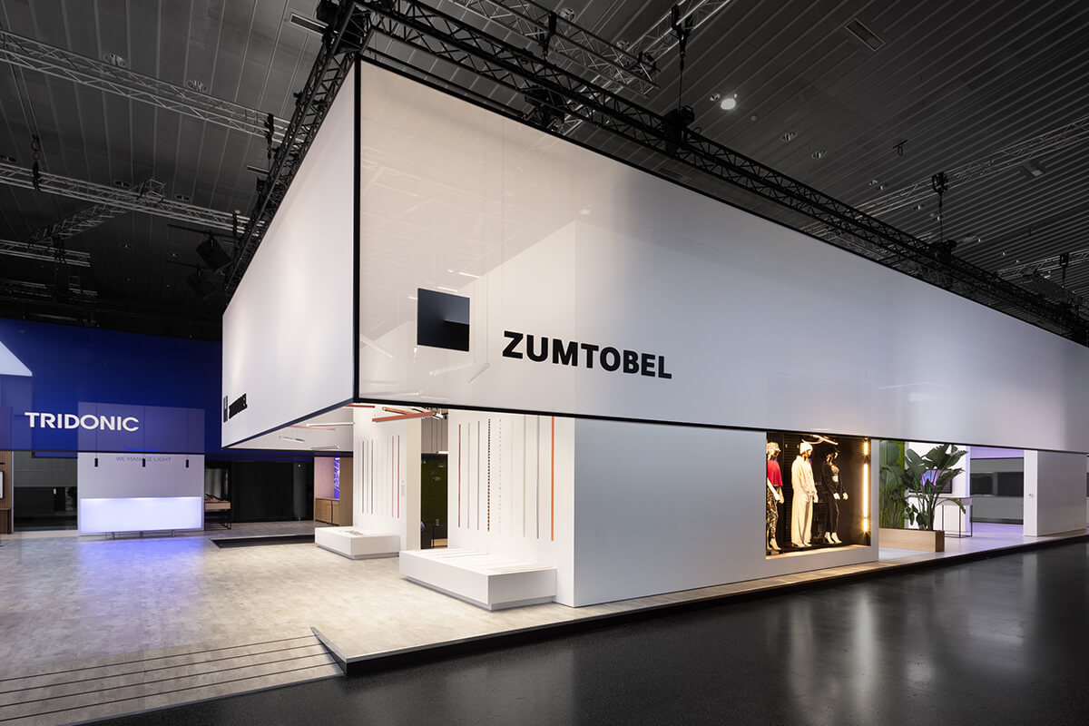 Optimale Produktpräsentation auf dem Messestand von Zumtobel auf der Light + Building Messe in Frankfurt.