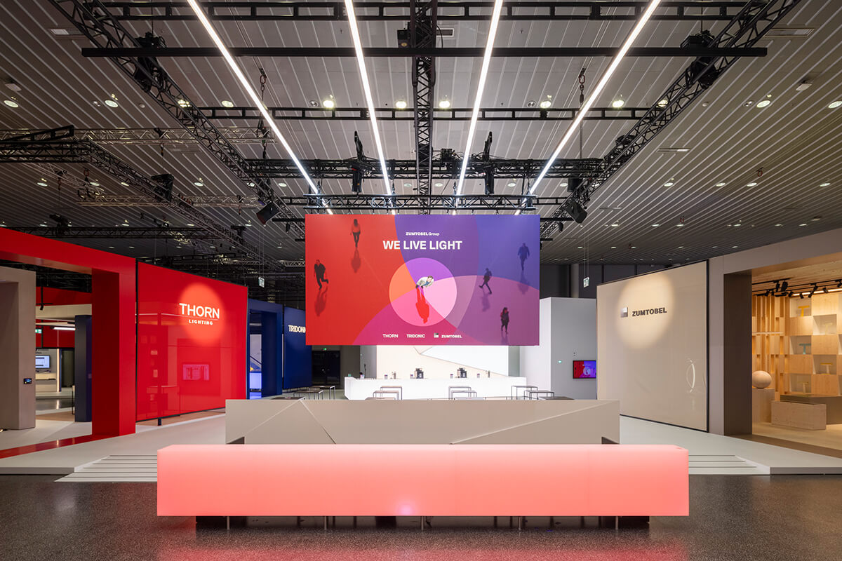 Zumtobel Messestand auf der Light + Building Frankfurt – nachhaltiger Standbau von Display International, ausgezeichnet mit dem Designplus Award.