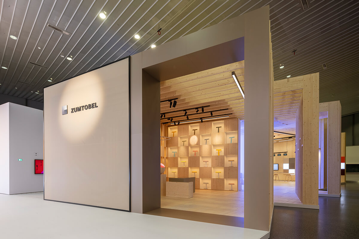 Architektonische Raumstruktur des Zumtobel Messestands auf der Light + Building Frankfurt – realisiert durch Display International.