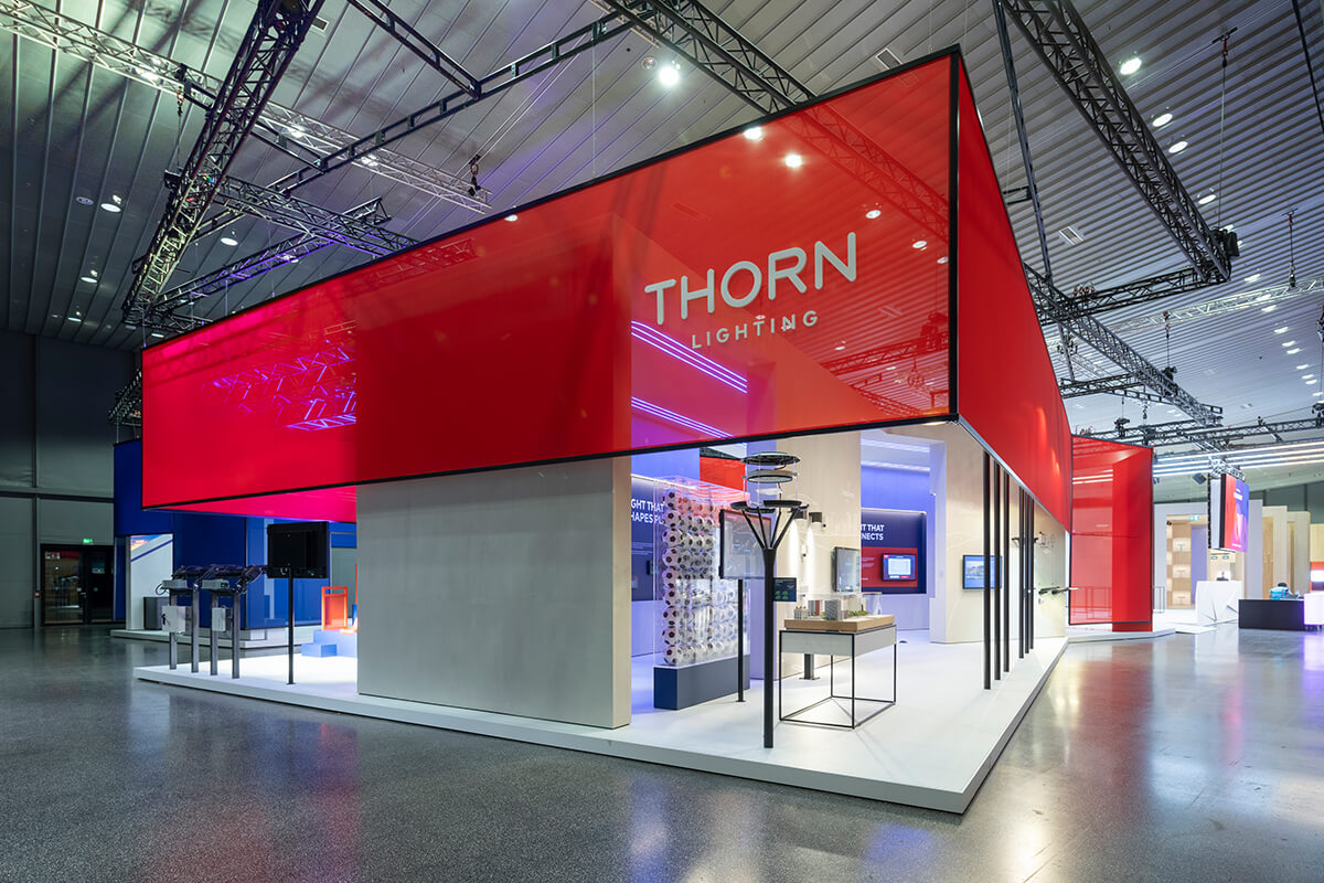 Offene Markenarchitektur und nachhaltiger Standbau prägen den Zumtobel Messeauftritt auf der Light + Building Frankfurt.